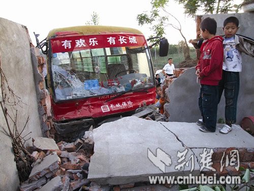 载有41名小学生的中巴车失控撞墙 10人受伤1